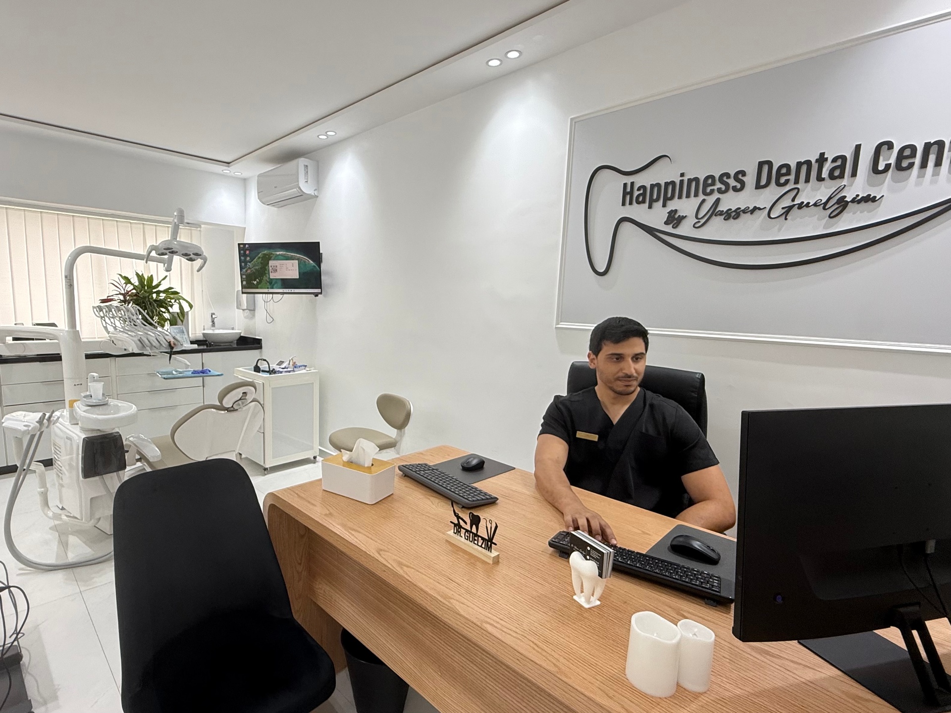 Dr. Yasser Guelzim au bureau de consultation — dentiste Maarif Casablanca